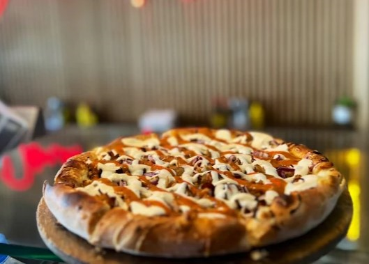 D&ouml;nerpizza &ndash; Pizza mit D&ouml;nerfleisch, K&auml;se und frischem Gem&uuml;se